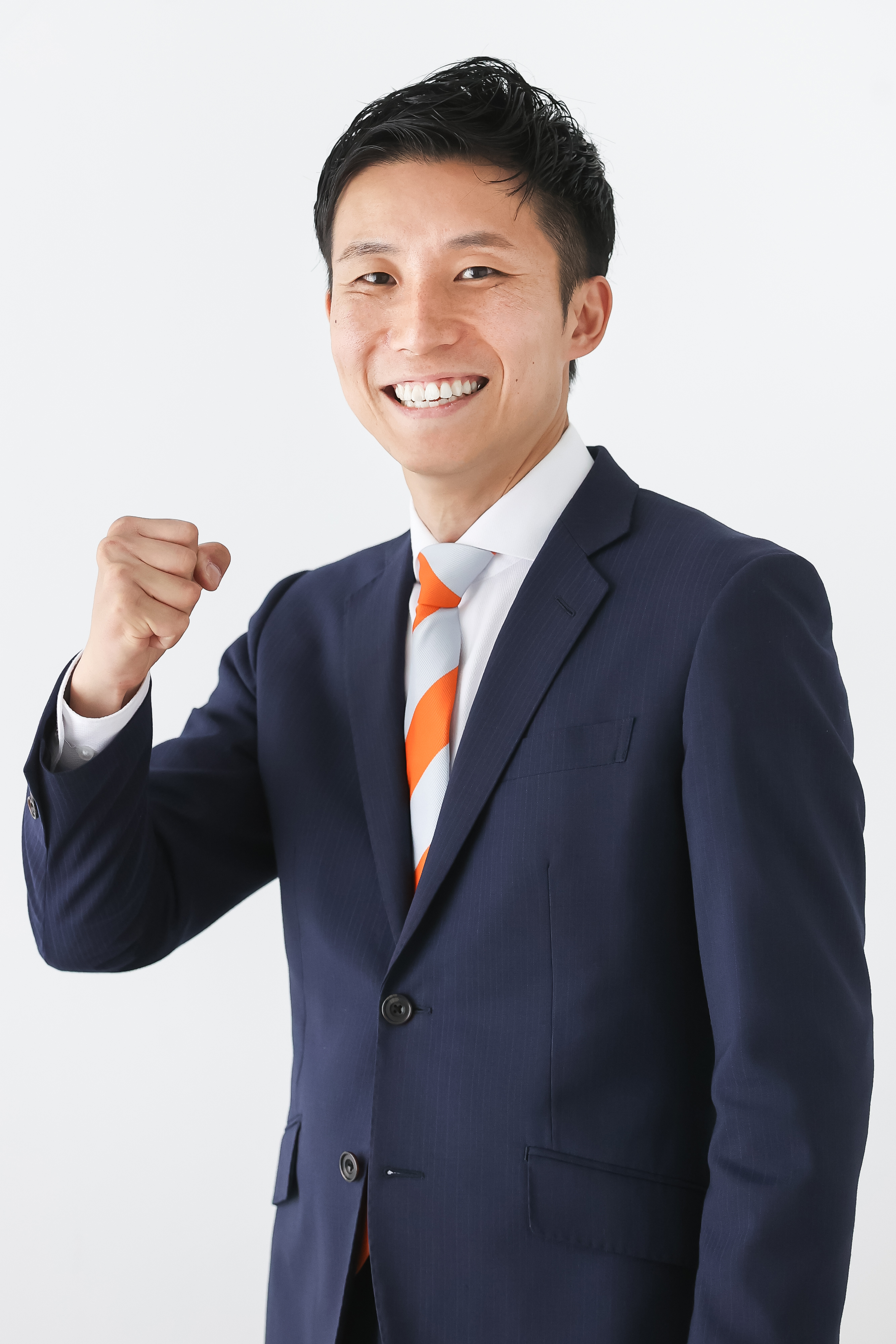 こぶしを上げる森本あつし
